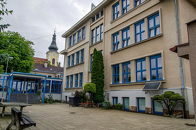 Rum, vaječňák i podivné odměny. Kontrola účetnictví školy odhalila milionové škody