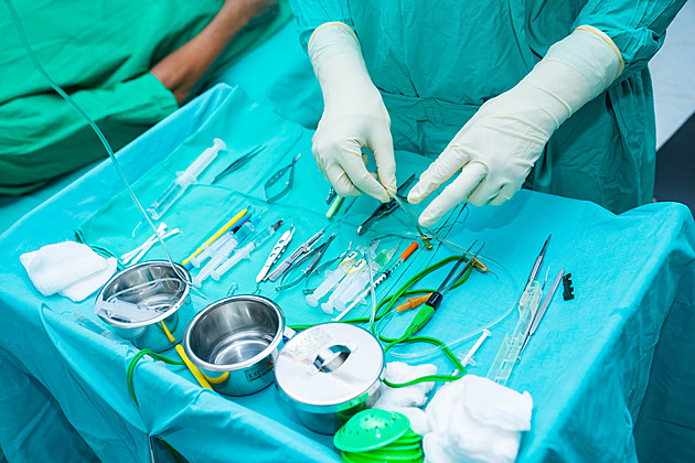 Ohrožují pacienty. Nemocnice šetří a opakovaně používají jednorázové nástroje