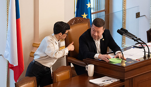 Poslanci dali šanci omezení řečnění. Opozice nechce „extrabuřt“ pro Okamuru