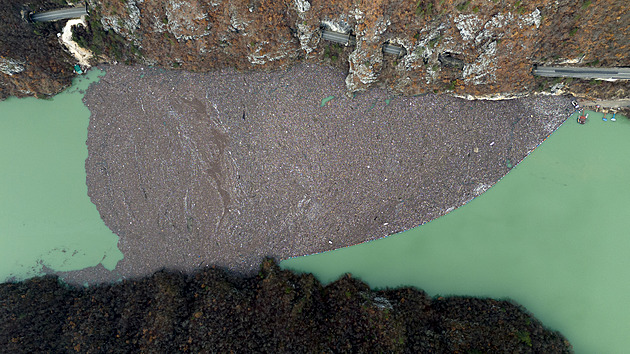 VIDEO: Plovoucí skládka. Smaragdovou řeku v Bosně opět hyzdí tuny odpadků