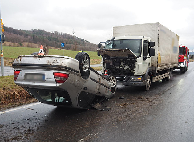 Mladíka s čerstvým řidičákem zradila mokrá silnice, auto převrátil na střechu