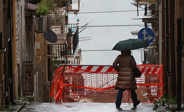 Sicilské město dál požírá obří propast. Brzy se zřítí další domy, lidé viní úřady