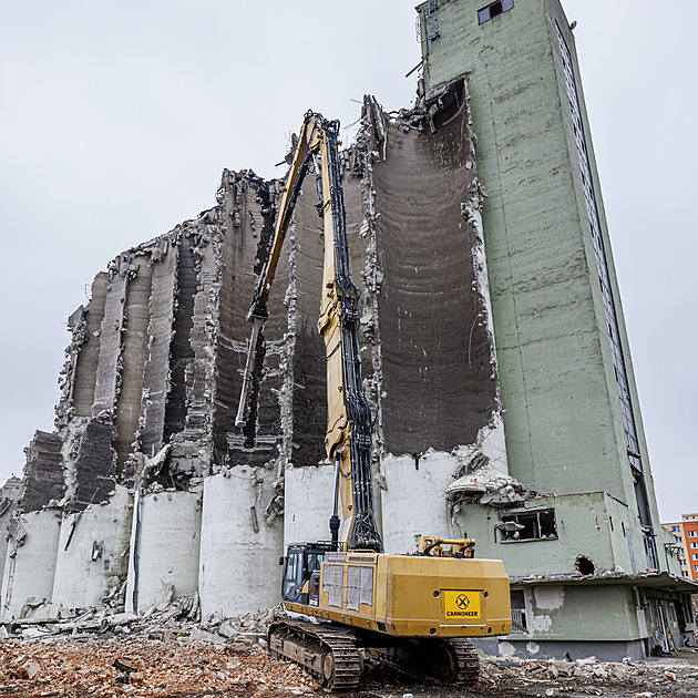 Konec jedné éry. Bourá se letitá dominanta města, silo jde k zemi jako poslední