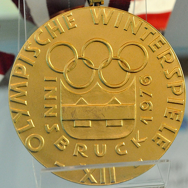 Sklo, dřevo i minimalismus. Olympijské medaile jako obraz své doby