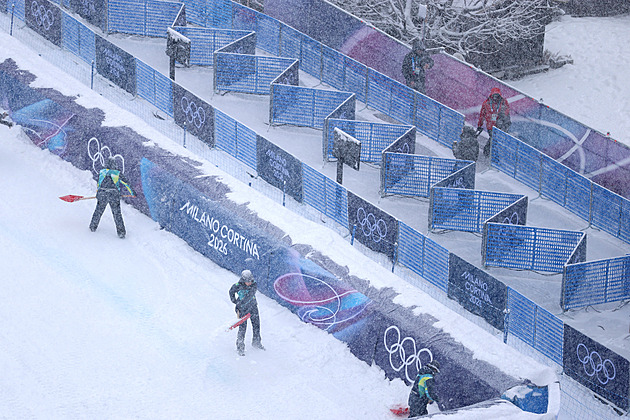 Slalom na ZOH ONLINE: Lyžaři závodí v hustém sněžení. Braathen první kolo nedokončil