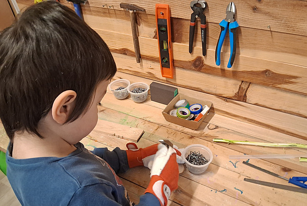 Školka, kde má řemeslo zlaté dno. Malí dělníčci zatloukají hřebíky i řežou pilou