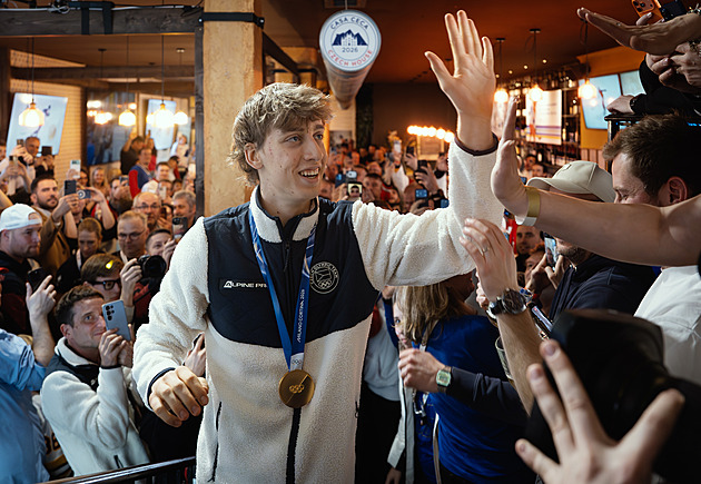 Očekávání, vyčerpání i oslava v Českém domě. Jak vypadal Jílkův zlatý den