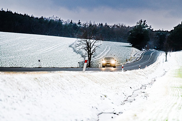 V Česku napadlo až 15 cm sněhu. Problémy měli hlavně v Moravskoslezském kraji