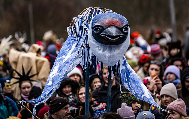Velkolepý průvod a veselí. Podívejte se, jak v Roztokách u Prahy slavili masopust