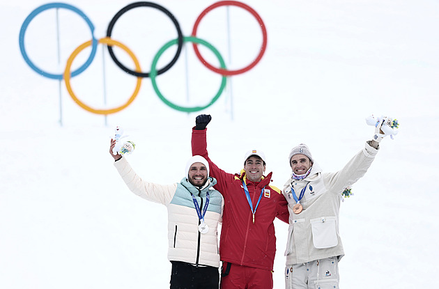 Náš Gagarin, velebí Rusové medailistu. Ten hlásí: Všichni vědí, z jaké země jsem