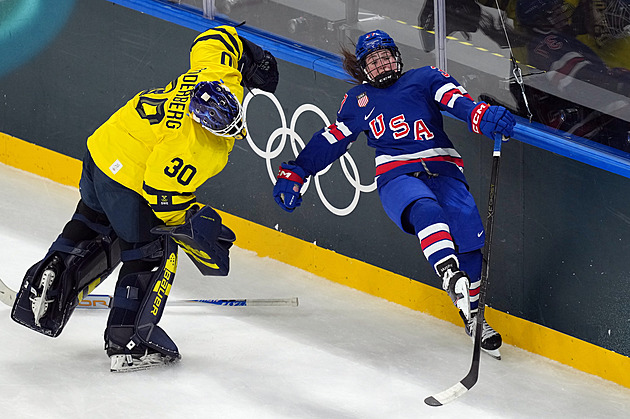 Z mantinelů na olympiádě zmizela tmavá barva. Hráči kvůli ní neviděli puk