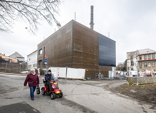 Po komínem roste moderní centrum, Hrádek dokončuje archiv i Dům sportu
