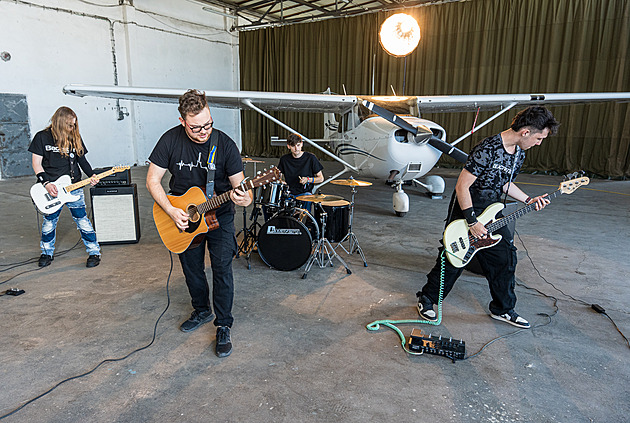 Kapela z Podještědí v nové písni nouzově přistává, klip točila v simulátoru