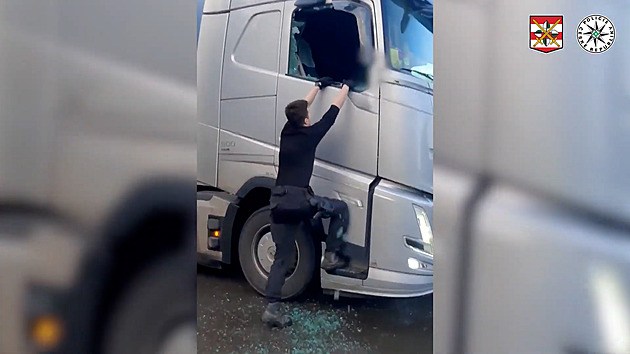 VIDEO: Pěna u pusy a křečovité svírání volantu, policisté vyprostili šoféra z kabiny