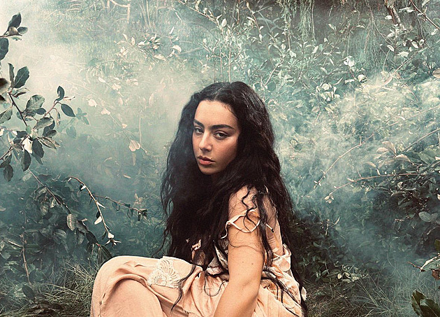 Charli XCX čelí kritice za účast na ruské afterpárty, za přešlap se omluvila