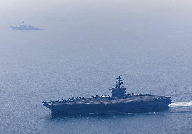 ONLINE: USA hlásí první oběti. Letadlový Lincoln čelil útoku, potopila se íránská loď