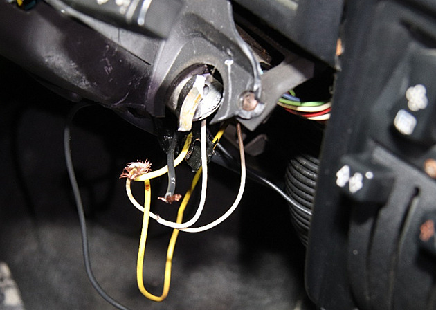 Mladík startoval cizí Škodu 105 L přes vytržené kabely, chtěl ji prodat do šrotu