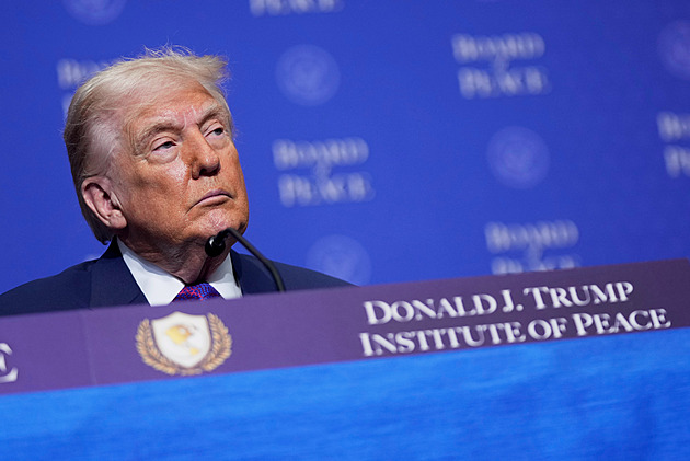 Ostuda v Mnichově a nejlepší textovky v Miláně. A proč se Trump voličům už zajídá?