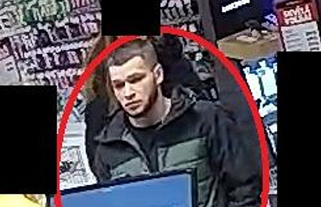 Podvodnice vysála ženě účet, muž za peníze vyzvedl luxusní telefon. Hledá je policie