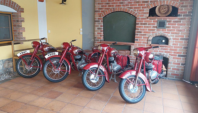 Zloděj ukradl šest historických motorek Jawa. Majitel vypsal odměnu