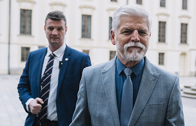 Dětinský způsob válčení, i prezident může vládě znepříjemňovat život, pohrozil Pavel