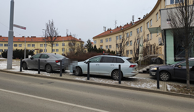 Od stání na chodníku neodradí brněnské řidiče ani sloupky. Vědí, jak je překonat
