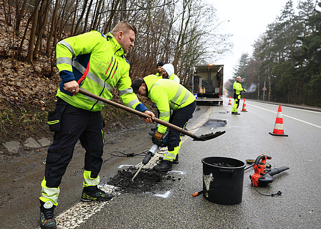 Pozor, projíždíte stavbou. Řidiče v Brně potrápí zúžení Zvonařky i oprava hráze