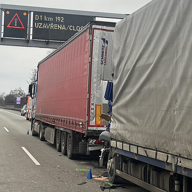 Kamion na D1 u Brna nedobrzdil v koloně, řidič zemřel. Směr k Ostravě stojí