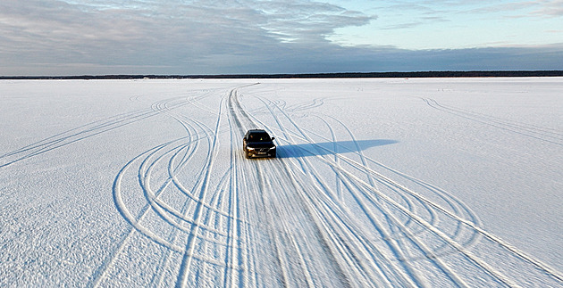Baltské moře zamrzlo. Estonské ostrovy spojil místo trajektů ledový most
