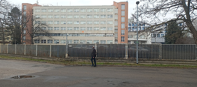 Je to málo. Dům s 244 parkovacími místy u pardubické nemocnice nestačí, říkají kritici