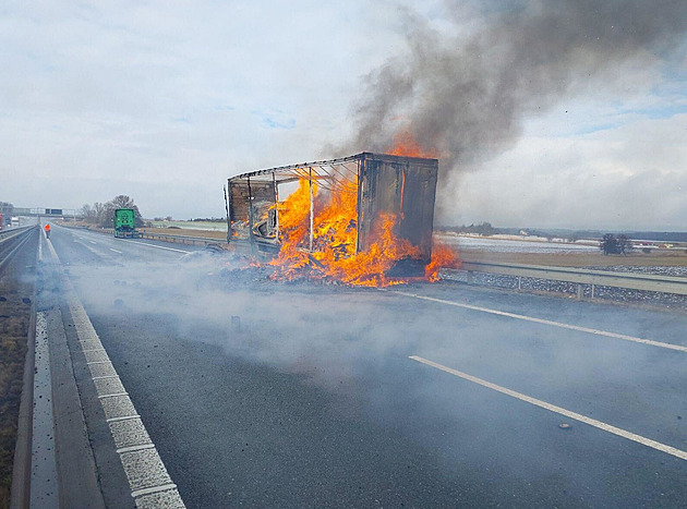 Požár návěsu s kartonem zastavil provoz na části D35. Zásah komplikuje silný vítr