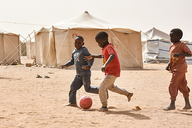 Nejhorší humanitární krize světa. Vraždění v Súdánu nese znaky genocidy, uvedla OSN