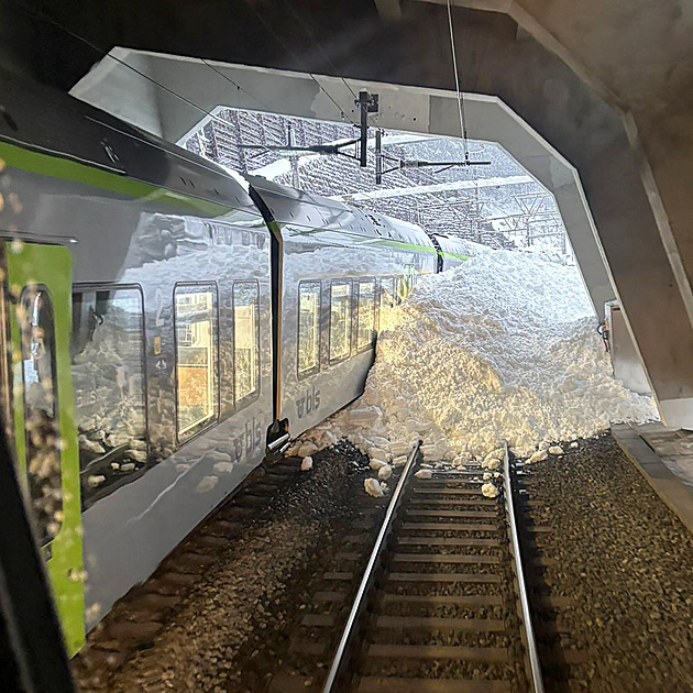 Ve Švýcarsku vjel vlak do laviny a vykolejil, několik lidí je zraněných
