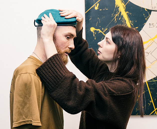 Granát utrhl ukrajinskému vojákovi obě ruce. Teď chce znovu obejmout svou ženu