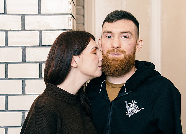 Obejmu vás svýma novýma rukama, děkuje ukrajinský voják. Složili se mu na ně Češi