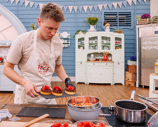 Hráli si s tartaletkami, makronkami a oblékli dort. Peče celá země přitvrzuje
