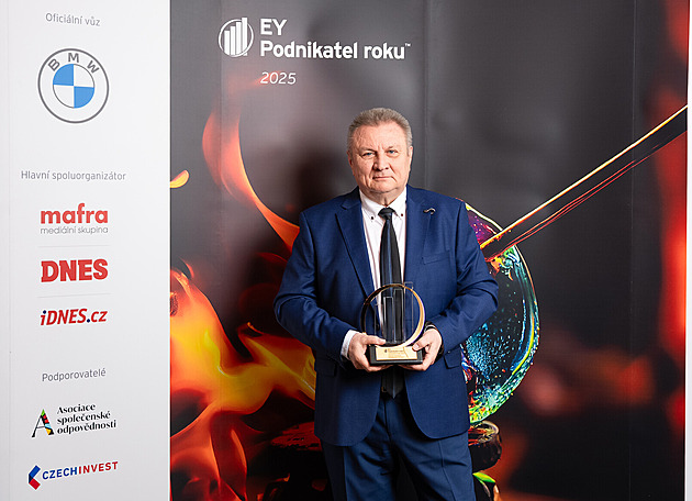 Začínal se dvěma zaměstnanci, teď vyrábí jihočeský podnikatel roku boxy do letadel