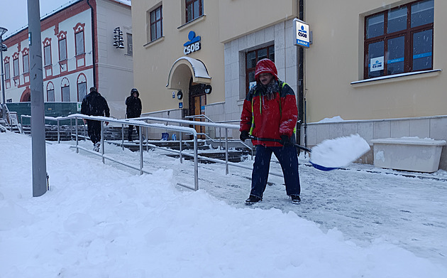 Komplikace kvůli sněhu napříč Českem. D1 ochromily kolony, uvízly tam kamiony