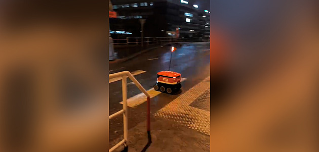Lidé chtějí karlínské robotické kurýry ochraňovat, zbytečně alarmují strážníky