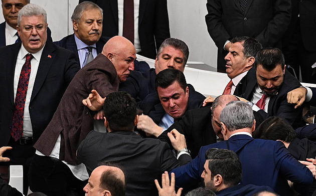Rvačka v tureckém parlamentu: opozice bránila ministrovi nastoupit do funkce