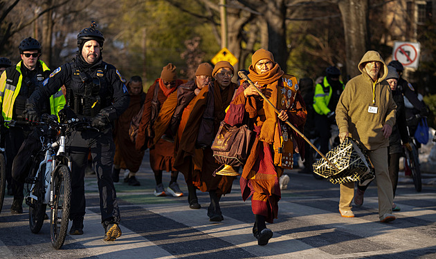 Pěšky i na invalidním vozíku. Buddhističtí mniši pochodovali za mír 3700 kilometrů