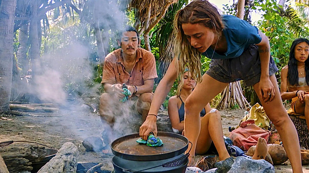 Co jedí trosečníci v Survivor? Kultovní kokosový popcorn, červi a rýži stokrát jinak