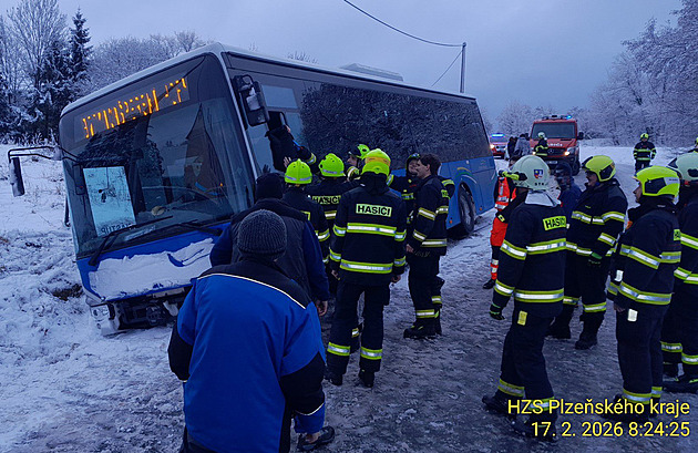 Autobusu se po nehodě zablokovaly dveře, hasiči tahali děti ven oknem