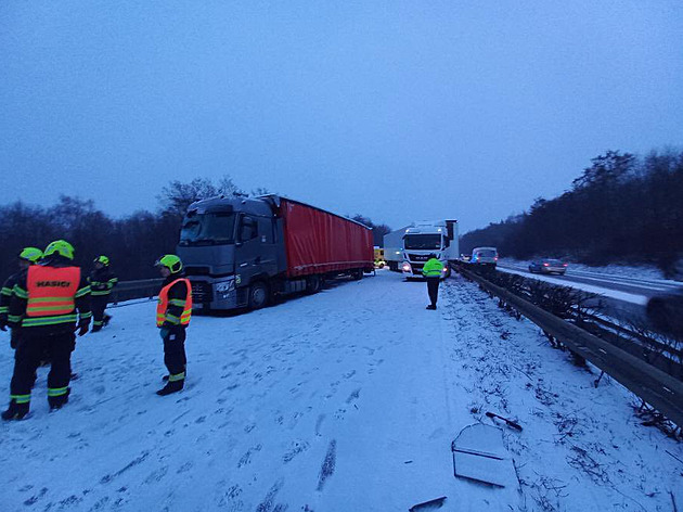 Hromadná nehoda uzavřela D8 u Prahy. Náklaďák se srazil s několika auty