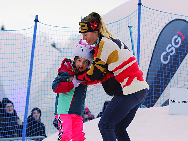 Dobrý, jeď! Adamczyková na festivalu v obležení fanoušků burcuje malé snowboardisty