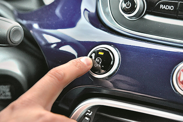 Trump vyhrál válku s protivným tlačítkem v autech. Amerika ho právě vypnula