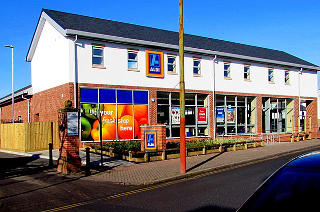 Nejdřív plať, pak nakupuj. Aldi v Londýně zkouší poplatky za vstup do obchodu