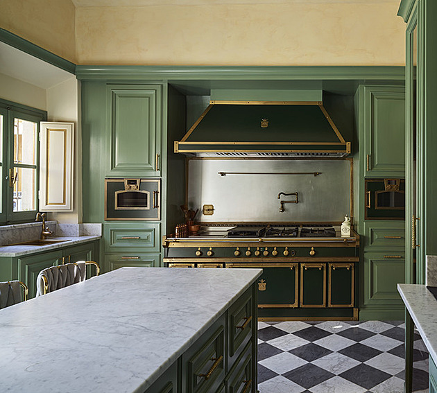 Ze starého statku vzniklo luxusní rodinné sídlo včetně bazénu v suterénu