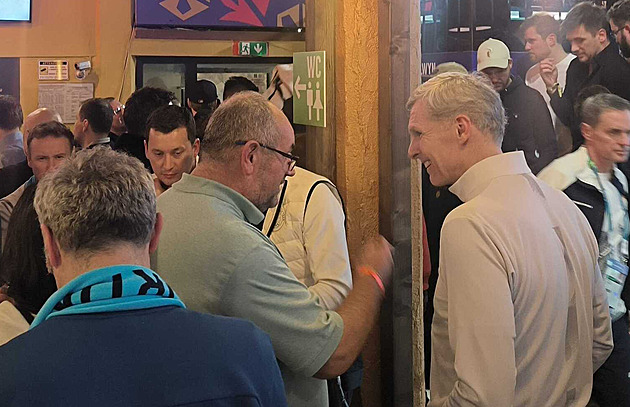 Jak se v narvaném Českém domě slavilo Jílkovo zlato. Nadšeně skandoval i Pelta