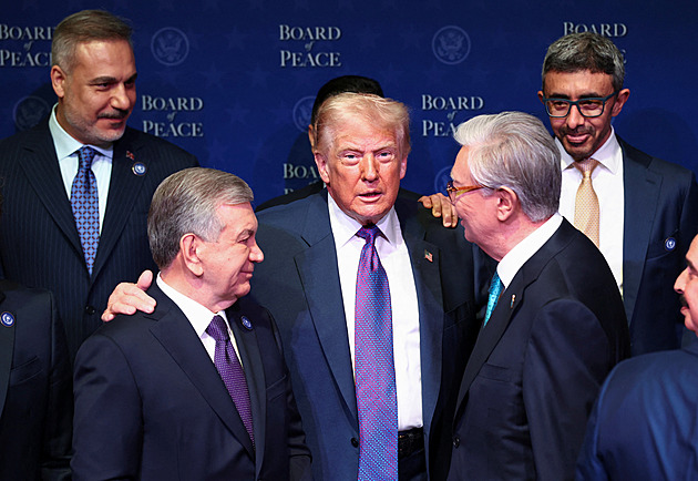 Na dohodu s Íránem dávám deset dní, pak bude zle, řekl Trump na schůzi Rady míru